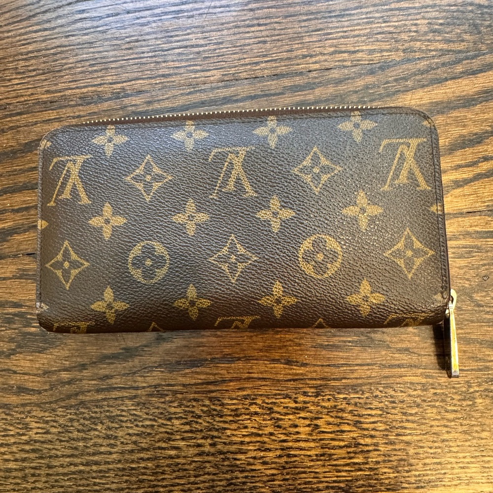Louis Vuitton Monogram Zippy Wallet